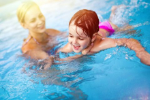 yeux rouges à la piscine